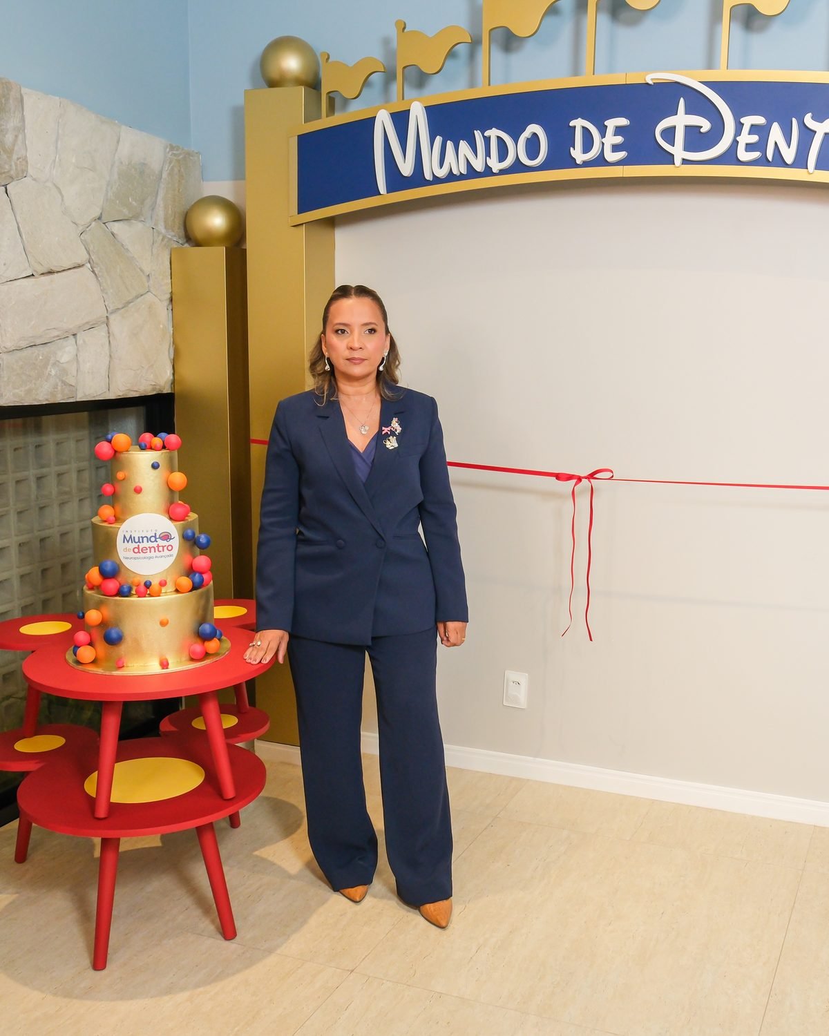 Kennya Martins na entrada do Instituto Mundo de Dentro, em Teresina, no dia da inauguração