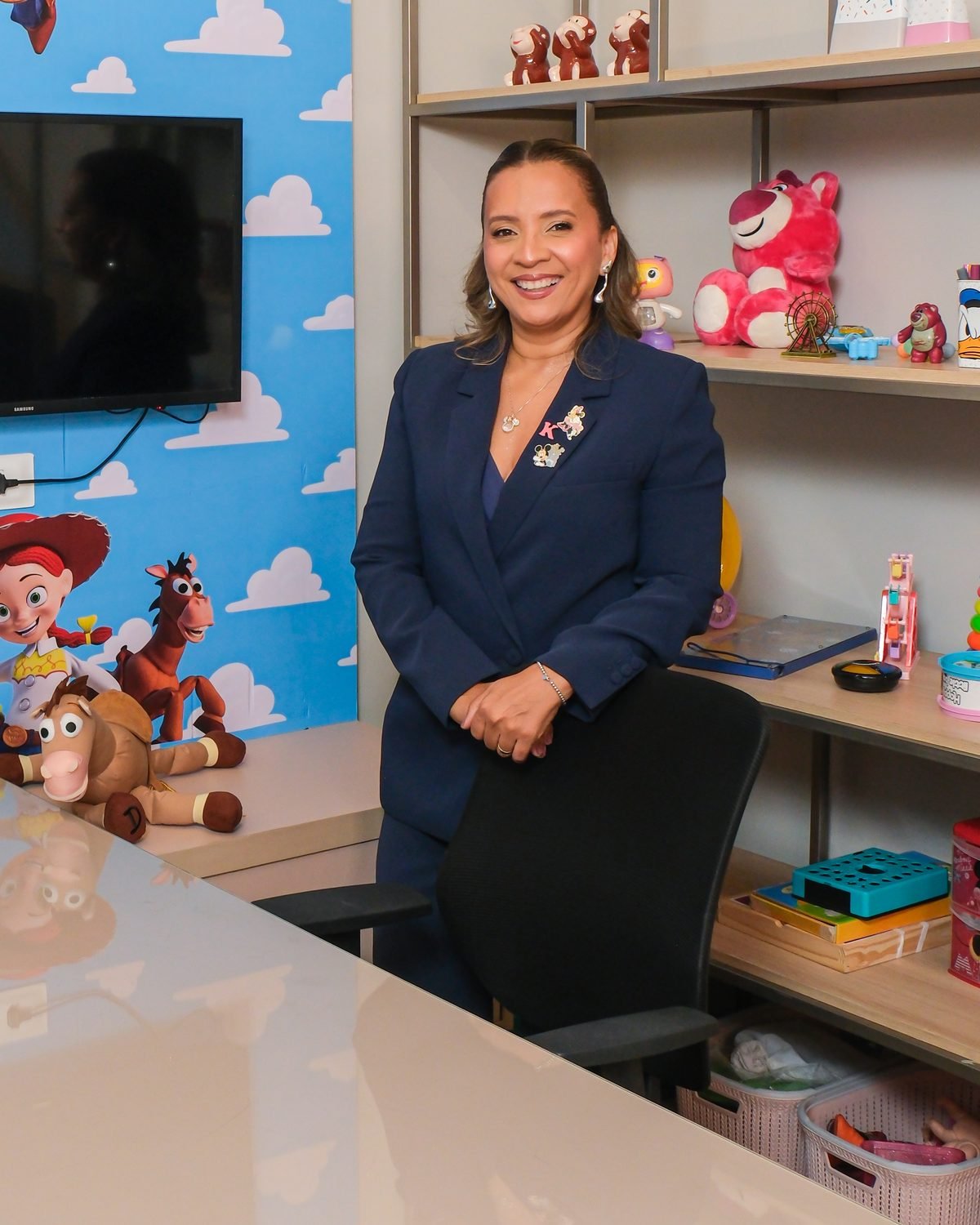 Kennya Martins na sala lúdica do Instituto Mundo de Dentro, com brinquedos e materiais para crianças